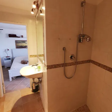 A Stone Tower 1 Apartman Trebiano